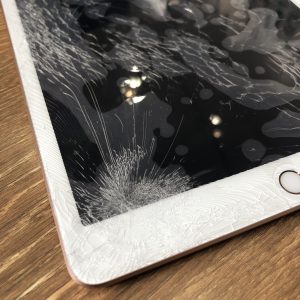 iPad7ガラス割れ修理