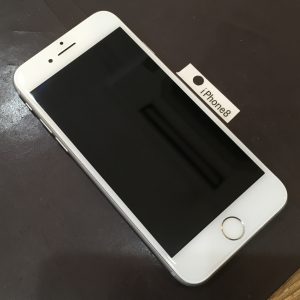 iPhone 8 画面割れ修理