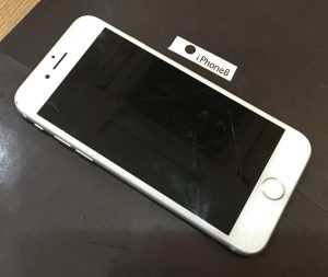 iPhone 8 画面割れ修理