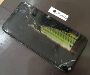 iPhoneXS 画面修理(重度)
