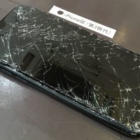 iPhoneSE(第3世代) 画面修理(重度)