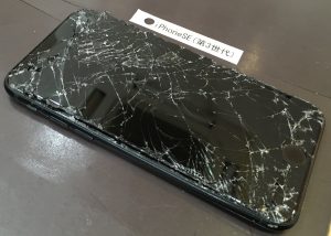 iPhoneSE(第3世代) 画面修理(重度)