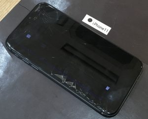 iPhone11 画面修理(重度)